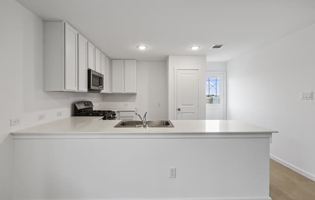 3-bedroom rental at 152 Bronco Rdg in Pleasanton, TX — photo 3