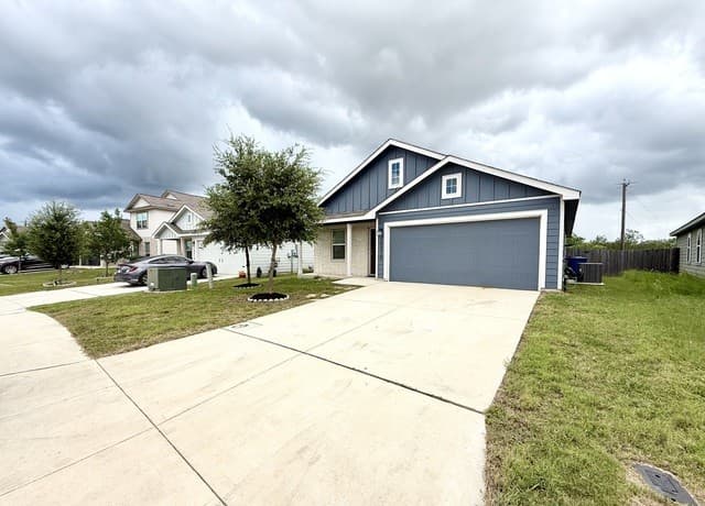 3-bedroom rental at 10310 Waverunner in Converse, TX — photo 2