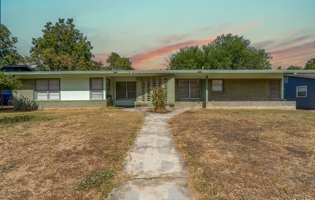 2-bedroom rental at 131 Brettonwood Dr in San Antonio TX
