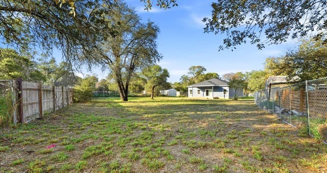 Home for sale at 4606 Lee Way in Elmendorf, TX — photo 5