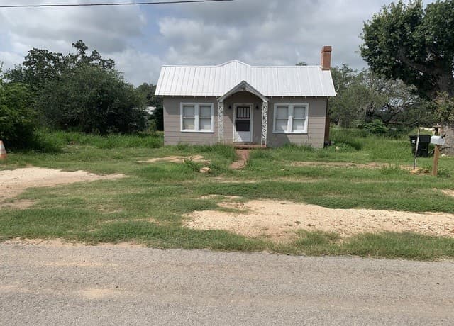 Home for sale at 502 Bowman Ave in Devine, TX — photo 1