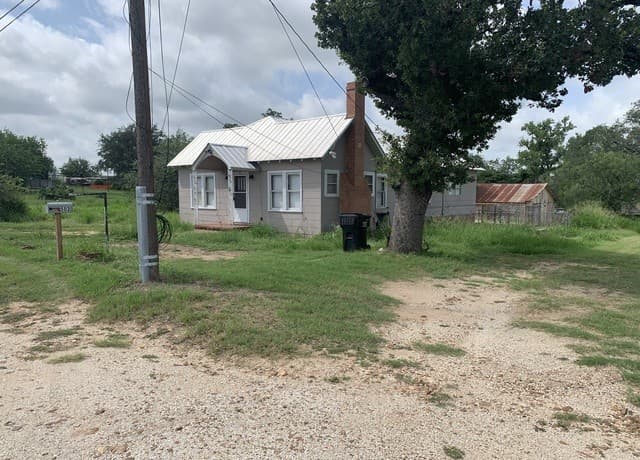 Home for sale at 502 Bowman Ave in Devine, TX — photo 2