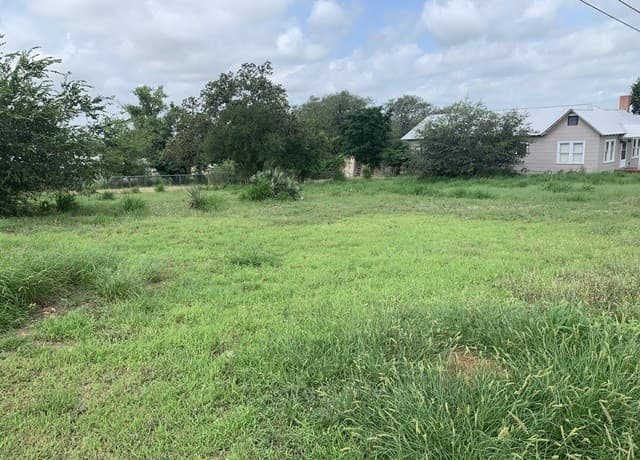 Home for sale at 502 Bowman Ave in Devine, TX — photo 3