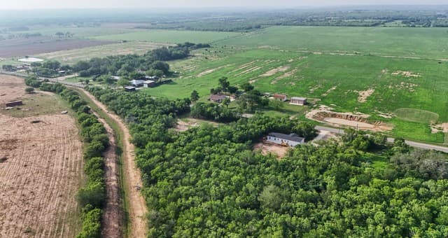 Home for sale at 697 County Road 664 in Devine, TX — photo 3