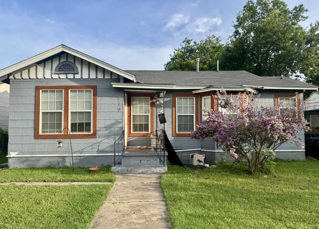 2-bedroom rental at 210 Haggin St in San Antonio, TX — photo 2