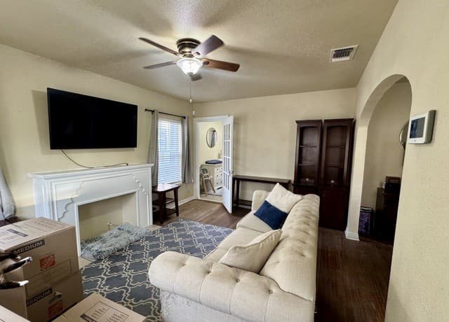 2-bedroom rental at 210 Haggin St in San Antonio, TX — photo 3