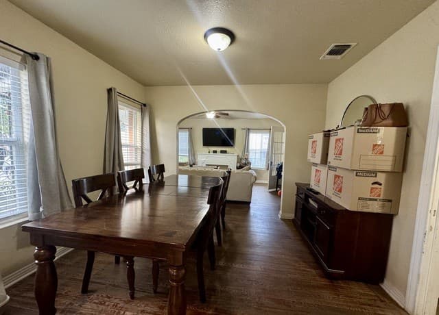 2-bedroom rental at 210 Haggin St in San Antonio, TX — photo 5