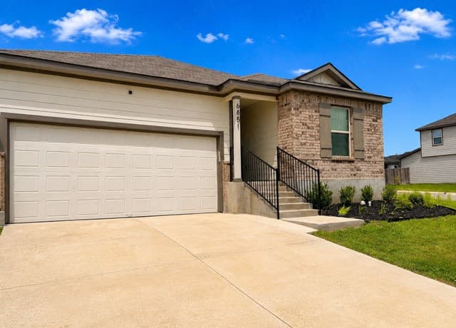 4-bedroom rental at 6851 Titan Park in Converse, TX — photo 2