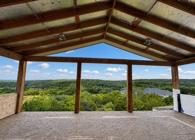 Home for sale at 1023 Private Rd 2771 in Mico, TX — photo 4