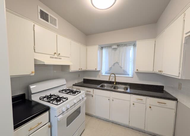 2-bedroom rental at 503 Southtrail Dr in San Antonio, TX — photo 3
