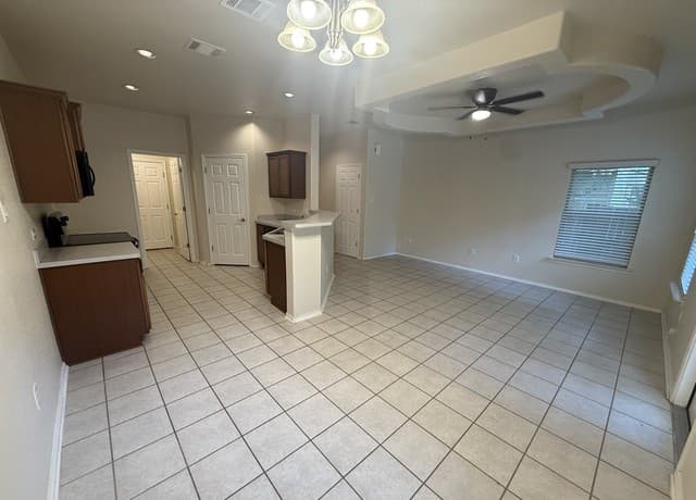 3-bedroom rental at 1427 Denver Blvd in San Antonio, TX — photo 4