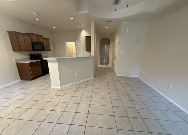 3-bedroom rental at 1427 Denver Blvd in San Antonio, TX — photo 5