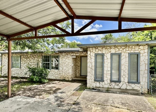 3-bedroom rental at 214 Basswood Dr in San Antonio, TX — photo 3