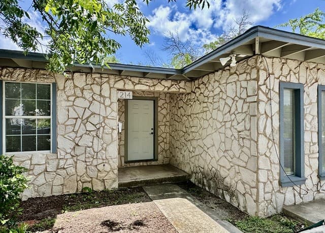 3-bedroom rental at 214 Basswood Dr in San Antonio, TX — photo 4