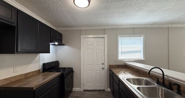 3-bedroom rental at 325 E French in San Antonio, TX — photo 1