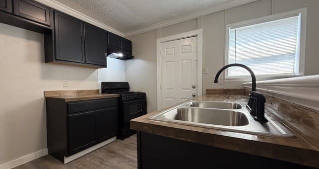 3-bedroom rental at 325 E French in San Antonio, TX — photo 3