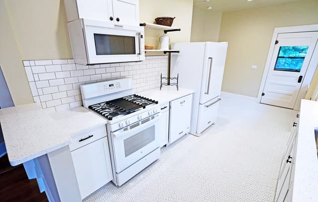 2-bedroom rental at 412 E Myrtle St in San Antonio, TX — photo 2