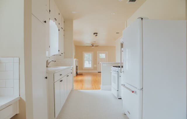 2-bedroom rental at 412 E Myrtle St in San Antonio, TX — photo 3