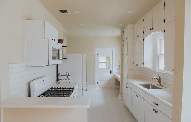 2-bedroom rental at 412 E Myrtle St in San Antonio, TX — photo 4
