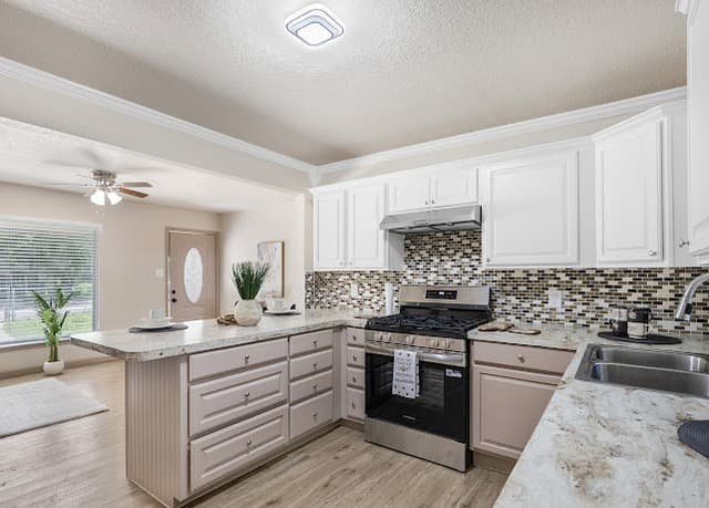 Home for sale at 910 Menefee Blvd in San Antonio, TX — photo 4