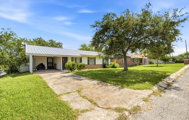 Home for sale at 319 Hackberry St in Kenedy, TX — photo 2