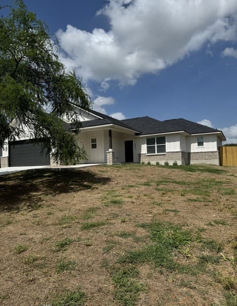 Home for sale at 2000 Owens Ave in Three Rivers, TX — photo 1