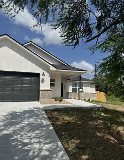 Home for sale at 2000 Owens Ave in Three Rivers, TX — photo 2