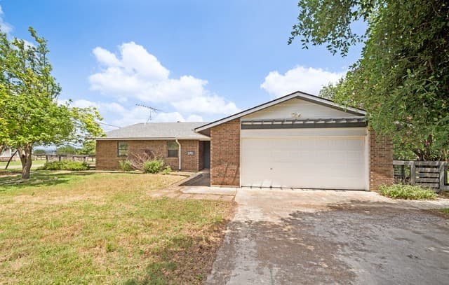 Home for sale at 270 Briarwood Cir in Bandera, TX — photo 3