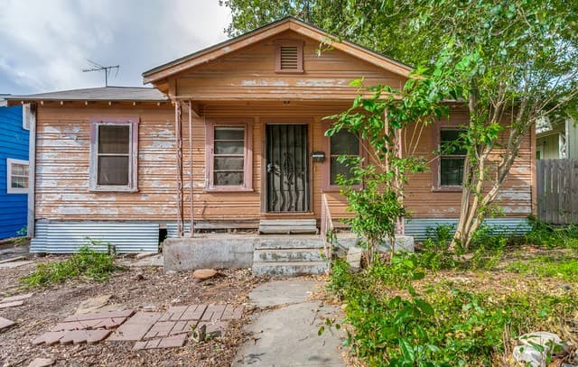 Home for sale at 1330 W Rosewood Ave in San Antonio, TX — photo 2