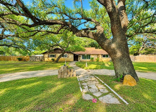 Home for sale at 26 Sunrise Dr in Pleasanton, TX — photo 1