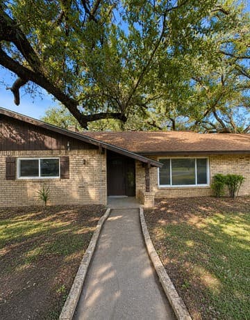 Home for sale at 26 Sunrise Dr in Pleasanton, TX — photo 2