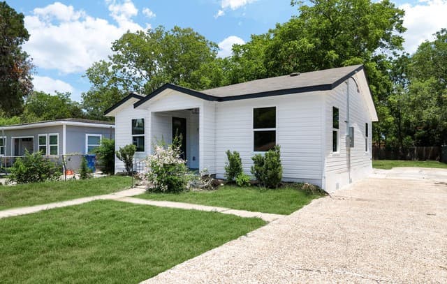 Home for sale at 775 Yucca St in San Antonio, TX — photo 2