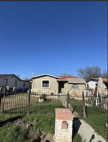 Home for sale at 627 Bexar Dr in San Antonio, TX — photo 4