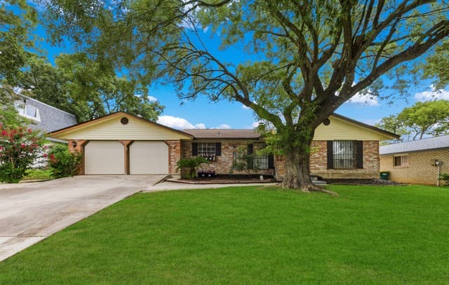 Home for sale at 323 Madrid in Universal City, TX — photo 2