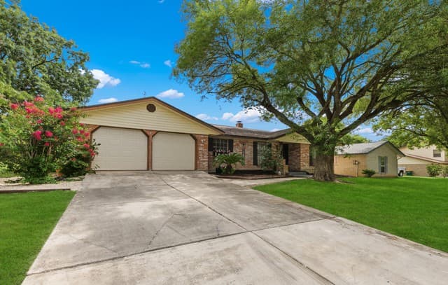 Home for sale at 323 Madrid in Universal City, TX — photo 4