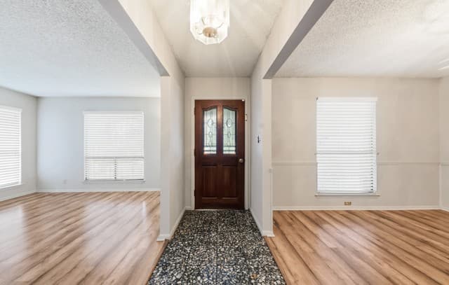 Home for sale at 323 Madrid in Universal City, TX — photo 5