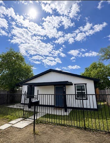 Home for sale at 915 N San Marcos in San Antonio, TX — photo 1