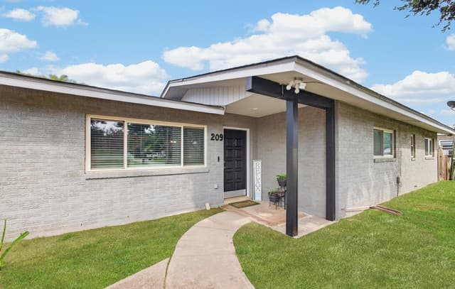 Home for sale at 203 & 209 Greenlawn in Pleasanton, TX — photo 3