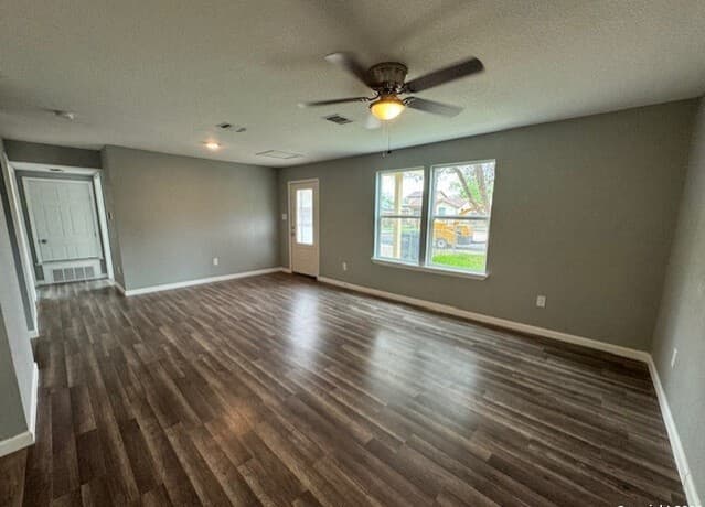 3-bedroom rental at 1023 Crystal in San Antonio, TX — photo 2
