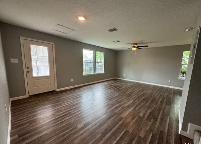 3-bedroom rental at 1023 Crystal in San Antonio, TX — photo 3