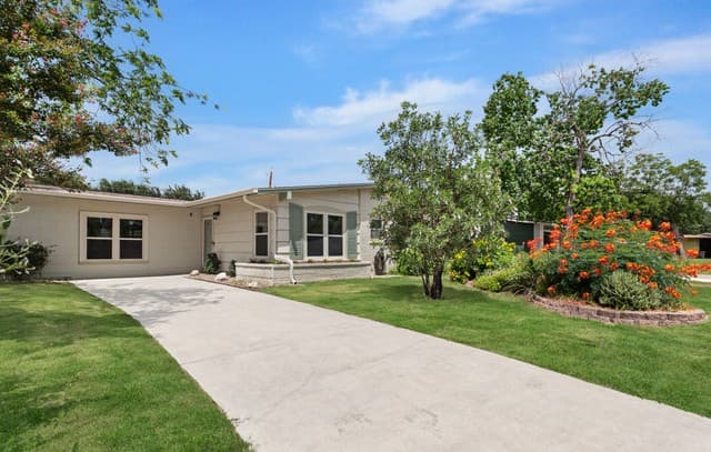 Home for sale at 107 Shropshire Dr in San Antonio, TX — photo 2