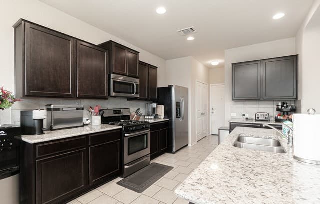 5-bedroom rental at 608 Smooth Wine in Cibolo, TX — photo 3
