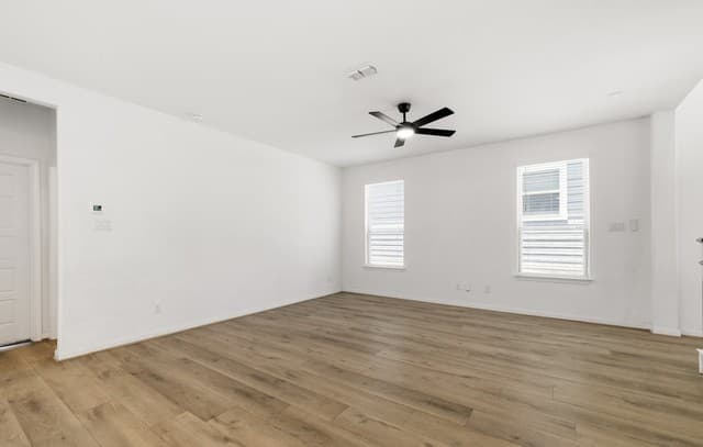 4-bedroom rental at 9310 McCoy Pass in Converse, TX — photo 3