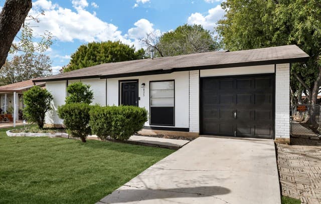 Home for sale at 835 S Brownleaf in San Antonio, TX — photo 5