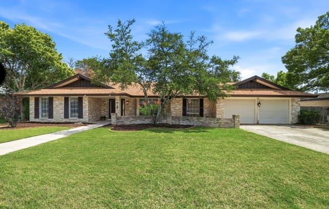 Home for sale at 418 Crestwind Dr in Windcrest, TX — photo 1