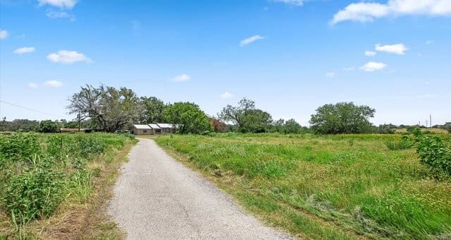 Home for sale at 15510 Us Highway 87 W in Adkins, TX — photo 3