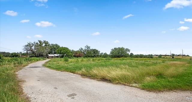 Home for sale at 15510 Us Highway 87 W in Adkins, TX — photo 4