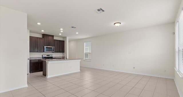 4-bedroom rental at 6555 Runaway Row in Converse, TX — photo 2