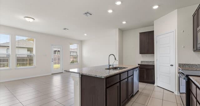 4-bedroom rental at 6555 Runaway Row in Converse, TX — photo 4
