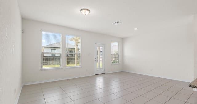 4-bedroom rental at 6555 Runaway Row in Converse, TX — photo 5